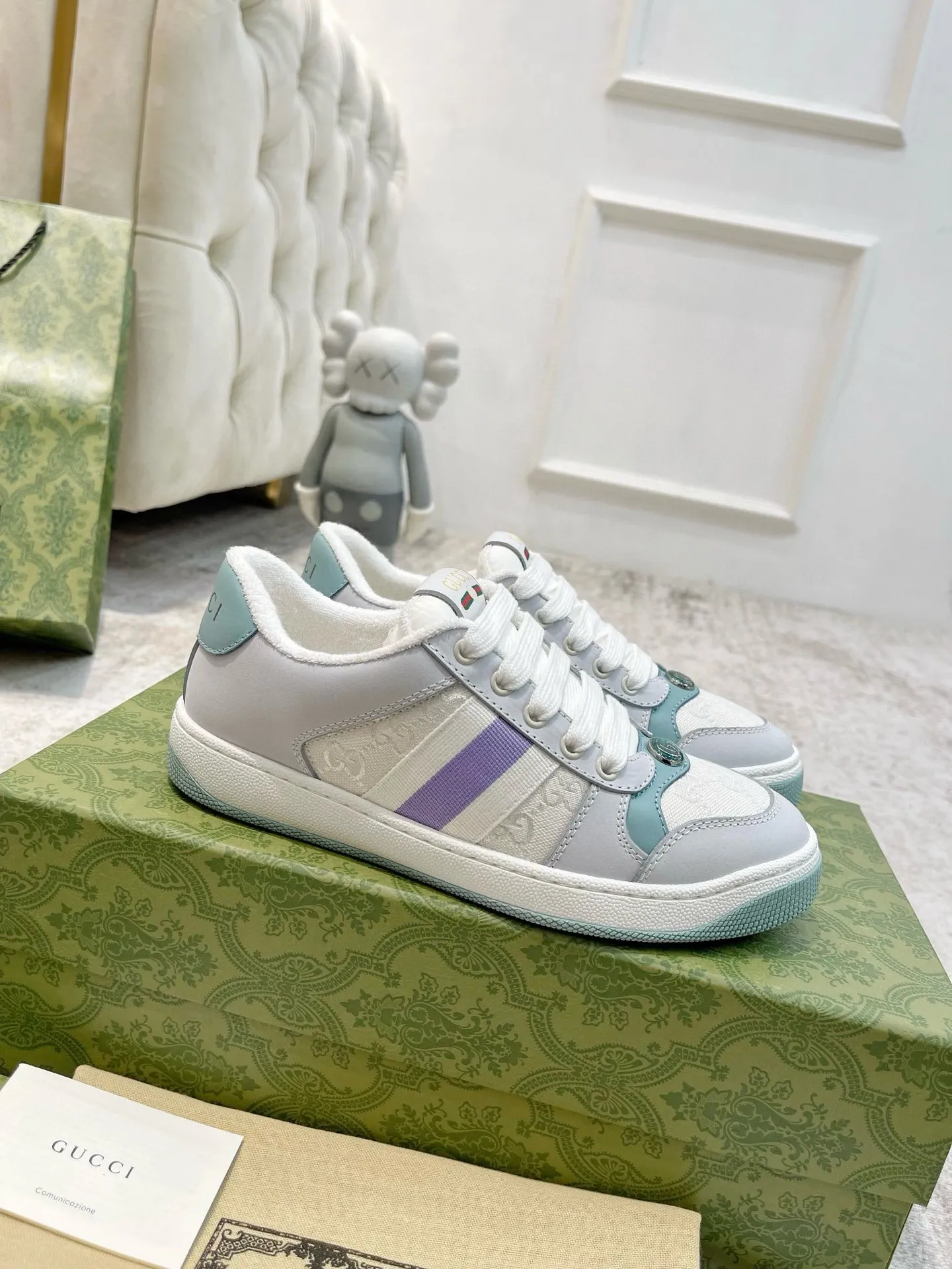 Ex-factory price: 540💰 GUCCI Gucci's newly upgraded back cover lining, top-notch old dirty shoes, classic casual sports shoes for couples, retro sneakers and old G family dirty shoes, updated at the counter simultaneously! ①The shoe upper has the same water-based edge coating process as the original version⚠️The ordinary oil edges on the market have a strong glue feel and are easy to fall off! Grade A first-layer nubuck leather (with pores)/matching computer embroidered double G cloth, high-density terry velvet lining. ② A PVC transparent small round mark sealing line is added to the details of the midsole. The mold is opened six times and the jewelry craftsmanship is used to customize the two-color double G buckle, striving to be the same as the original version. A pair of buttons is more than three times more expensive than ordinary buckles on the market. ③An old two-color washable label, the chip is placed on the outer waist of the right foot, the entire shoe is completely hollowed out with rubber technology, TUP material (rubber to distinguish the market) with the latest green packaging from the counter, 3D printed handbag, and a pair of shoelaces. There is no pressure when entering and exiting the counter. You can buy a 1:1 accurate replica of the original version and modify and upgrade it repeatedly. The details are perfectly restored, the materials are all customized, and they are truly top-notch. Please look at the details clearly to identify the quality. Upper: First-layer frosted cowhide/embroidered double G cloth. Lining: original high-density velvet lining. Foot pads: original pearlescent sheepskin. Outsole: private molded vacuum TPU material. Packaging: original top-grade full set packaging at the counter. Shoe size: women's size 35-40, men's size 39-44 (men's size 38, 45🉑️customized, non-returnable)